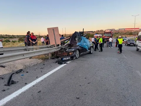 Düğün konvoyundaki otomobil bariyere çarptı: 1 ölü, 3 yaralı — haber görseli