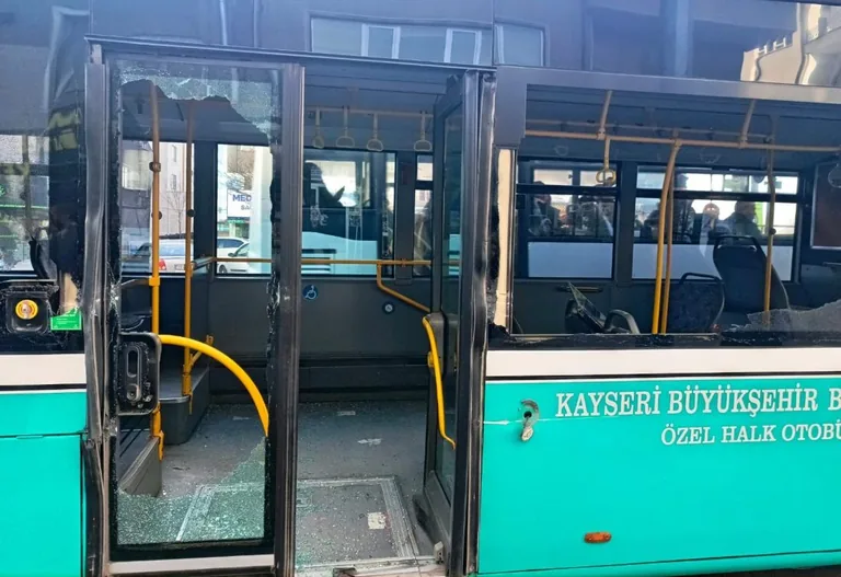Hastane Caddesi'nde Korkutan Kaza: Halk Otobüsünün Camları Patladı — haber görseli