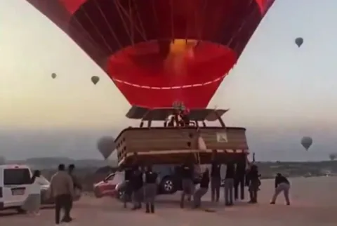 NEVŞEHİR’DE SIRADIŞI KAZA! İniş yapan sıcak hava balonu park halindeki otomobile çarptı — haber görseli