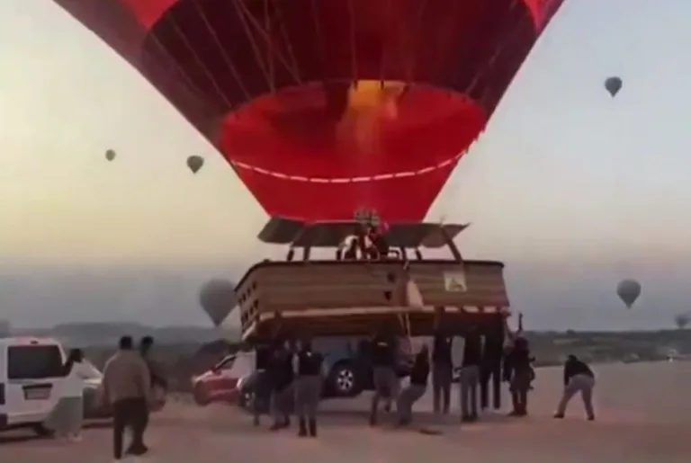 NEVŞEHİR’DE SIRADIŞI KAZA! İniş yapan sıcak hava balonu park halindeki otomobile çarptı — haber görseli