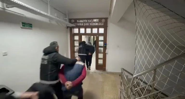 KAYSERİ'DE ŞAFAK VAKTİ NEFES KESEN OPERASYON: 8 ZEHİR TACİRİ ARTIK DEMİR PARMAKLIKLAR ARDINDA — haber görseli