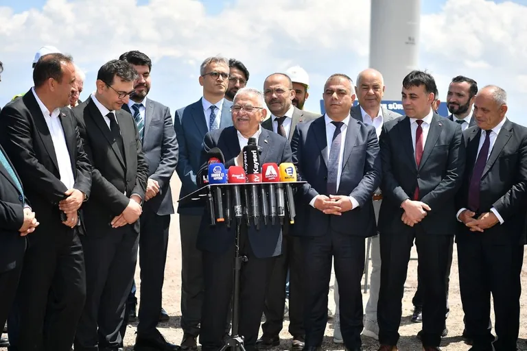 Türkiye’de Bir İlk! Başkan Büyükkılıç'tan Türkiye'ye Örnek Proje:  Ulaşıma Rüzgâr Enerjisi — haber görseli