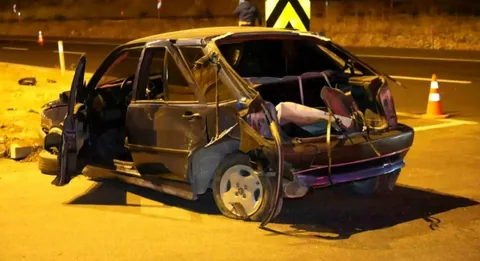 Kavşakta Çarpışan Araçlar Hurdaya Döndü: Aynı Aileden 8 Kişi Ölümden Döndü — haber görseli