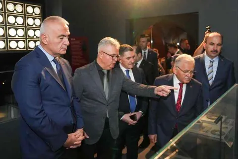 BAŞKAN BÜYÜKKILIÇ, MİLLET KÜTÜPHANESİ’NDE ANADOLU SELÇUKLULARI SERGİSİ’NİN AÇILIŞINA KATILDI — haber görseli