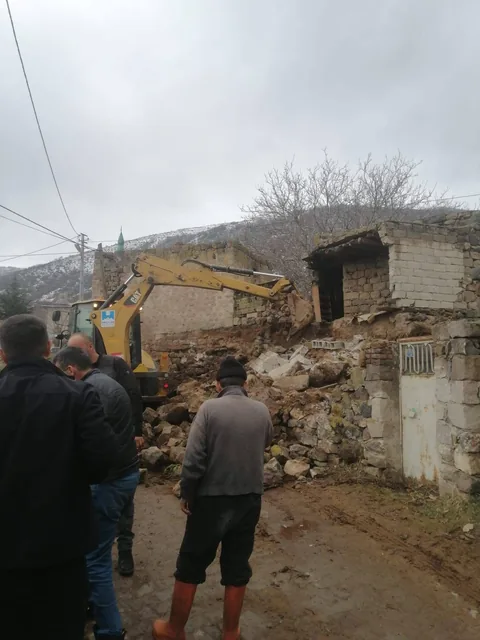 Hacılar’da Sağanak Yağış Sonrası Metruk Ev Yerle Bir Oldu! — haber görseli