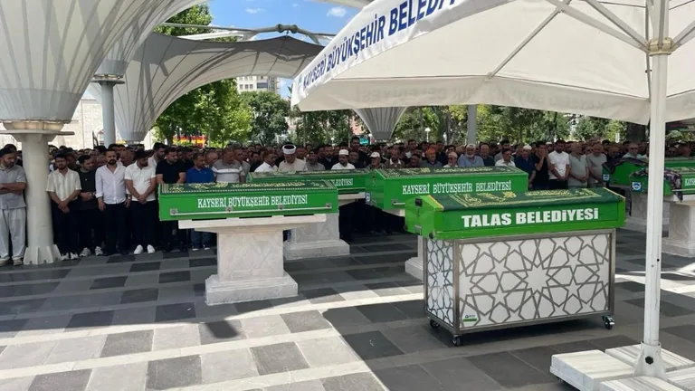 Düğün Dönüşü Kazada Hayatını Kaybeden Aile Son Yolculuğuna Uğurlandı — haber görseli