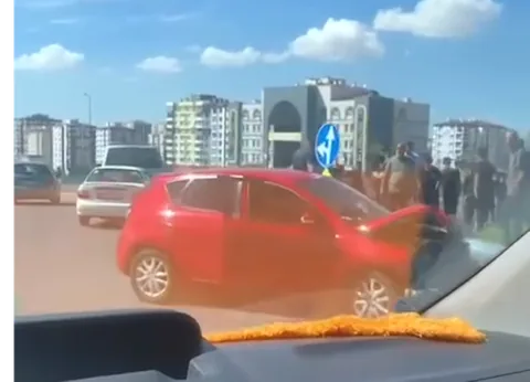 TOKİ Demokrasi Mahallesi’nde Kavşakta Korkunç Kaza :2 otomobil çarpıştı 4 yaralı — haber görseli