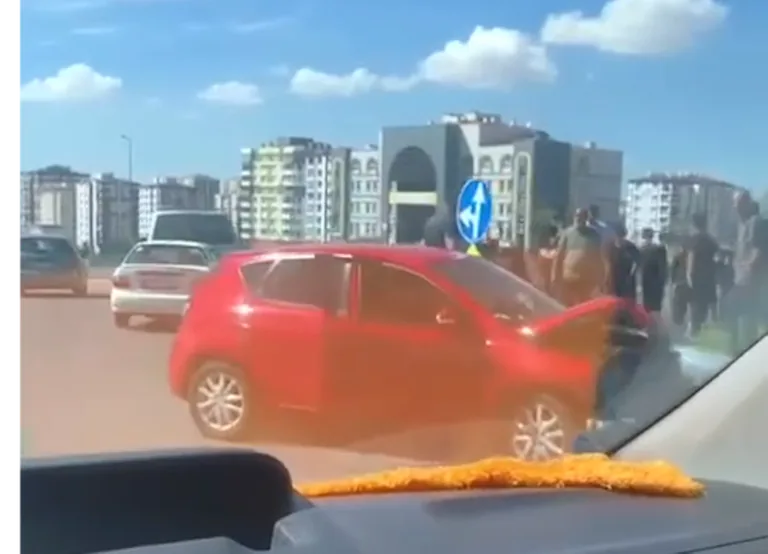 TOKİ Demokrasi Mahallesi’nde Kavşakta Korkunç Kaza :2 otomobil çarpıştı 4 yaralı — haber görseli