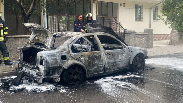 Kayseri'de Park Halindeki Otomobil Yangında Küle Döndü — haber görseli