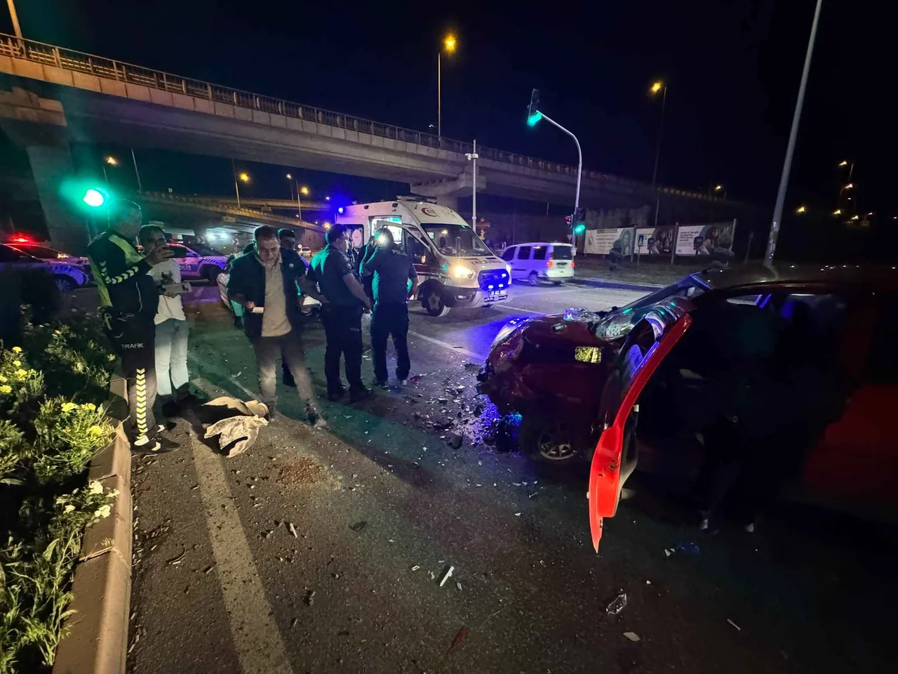 Sivas Bulvarı’nda Zincirleme Kaza! Kırmızı Işıkta Bekleyen Polis Aracına Çarptılar: 2 Yaralı — haber görseli