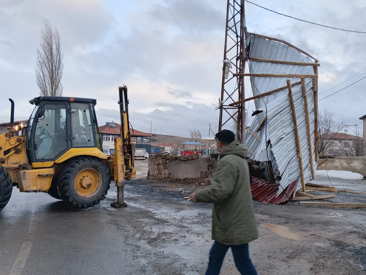 Bünyan’da Fırtına Seferberliği: Diyaliz Hastasına Jeneratör Desteği, Mahallelerde Çatı Mesaisi! — haber görseli