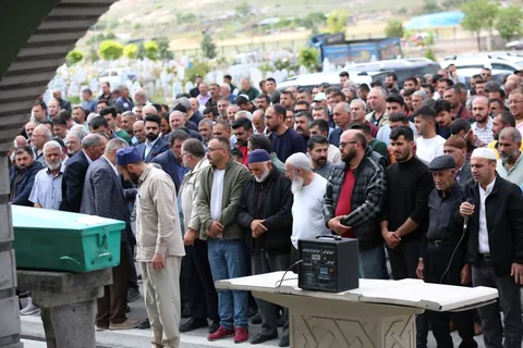 Özel Halk Otobüsünün Altında Kalarak Hayatını Kaybeden Genç Anne Defnedildi — haber görseli