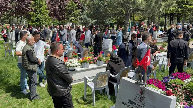 Vatanın Gerçek Sahiplerine Bayram Vefası! Vali Gökmen Çiçek Kartal Şehitliği’ni Ziyaret Etti — haber görseli