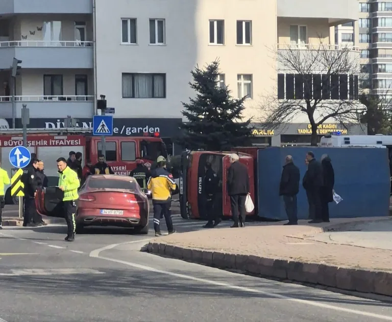 Son Dakika! Kayseri Yıldırım Beyazıt Mahallesi'nde Kamyonet ile Otomobil Çarpıştı: 1 Yaralı — haber görseli
