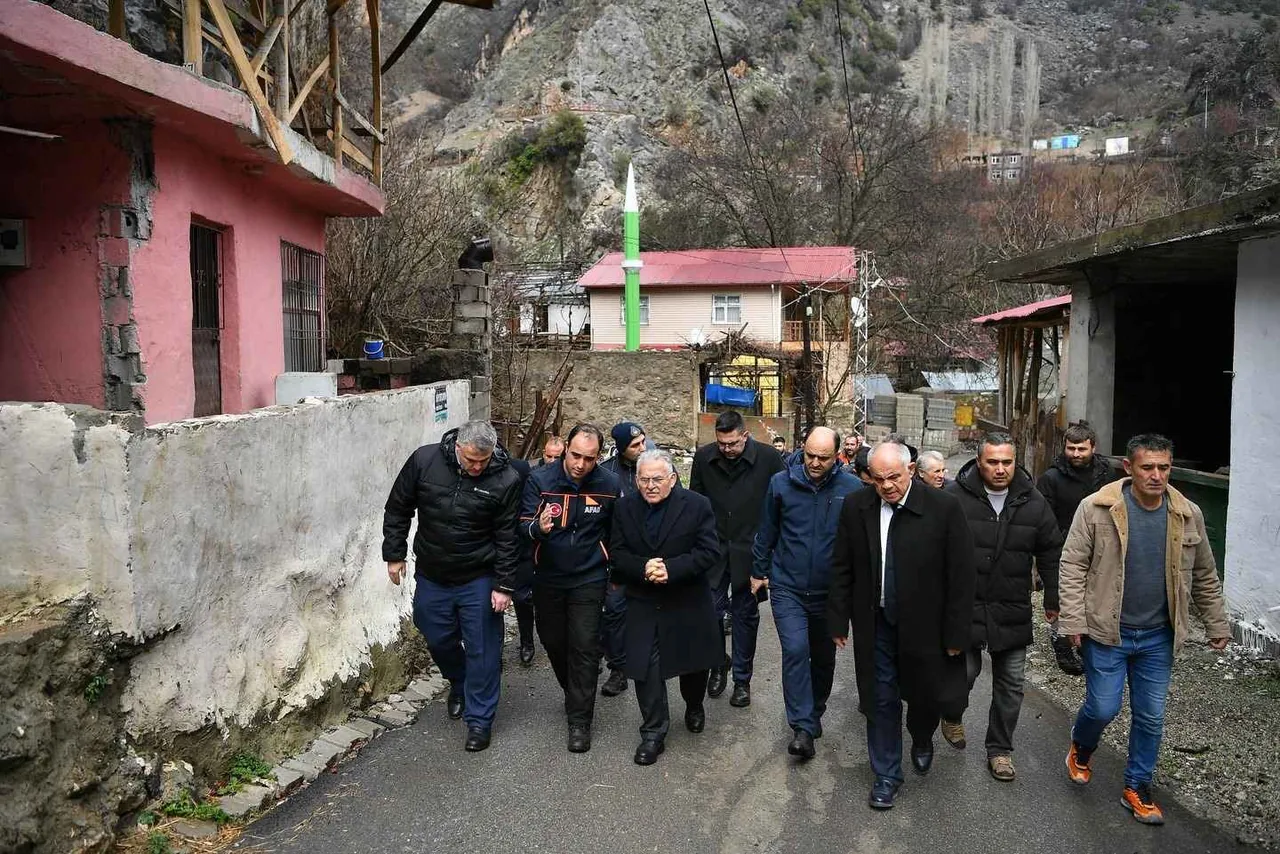 Geçmiş Olsun Yahyalı: Başkan Büyükkılıç selin vurduğu Büyükçakır’da vatandaşın yanında! — haber görseli