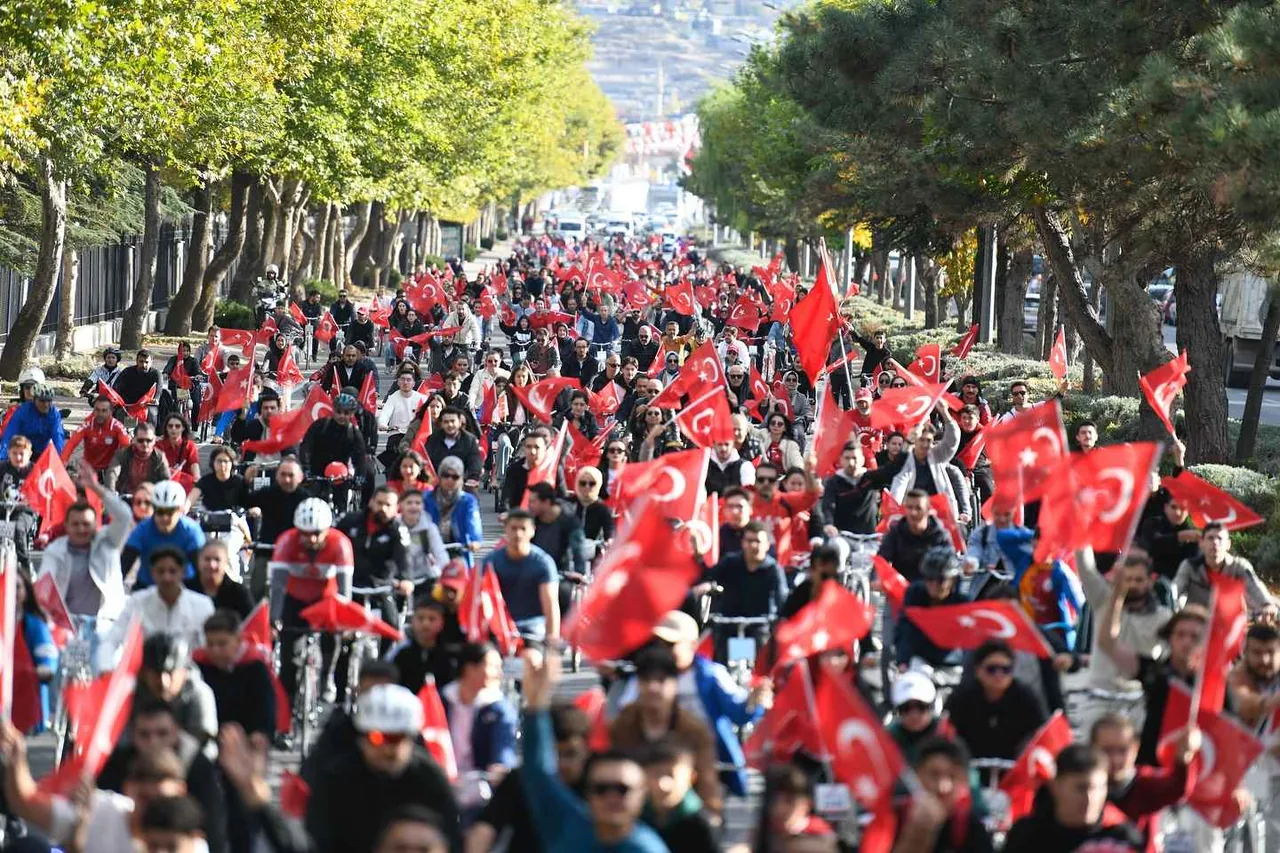 Yüzlerce Bisikletli Cumhuriyet İçin Pedal Çevirdi! Kayseri’de Muhteşem Etkinlik — haber görseli
