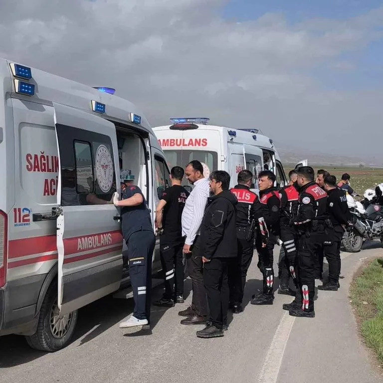 KahramanMaraş'ta Ehliyetsiz Sürücü Dehşeti! Otomobille Polislere Çarpıp Kaçtı: 2 Yaralı — haber görseli