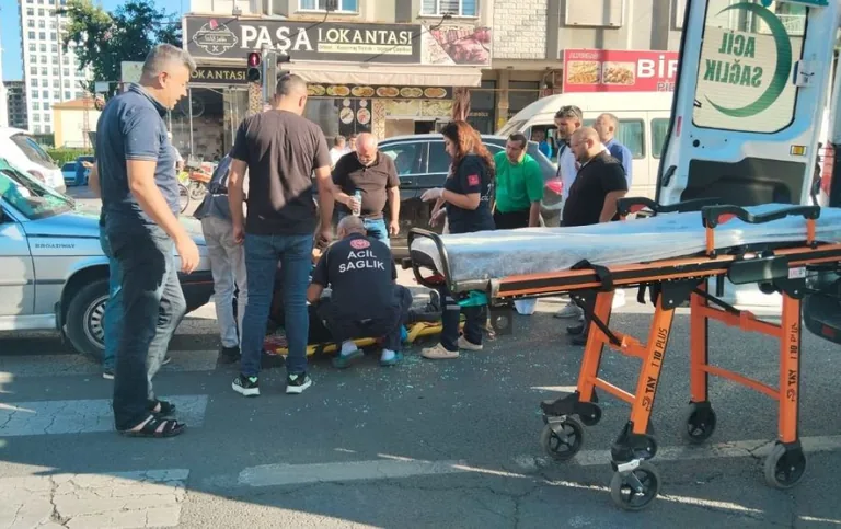 Sahabiye Mahallesi'nde Trafik Kazası: Otomobil Yayaya Çarptı, Yaralı Hastaneye Sevk Edildi — haber görseli