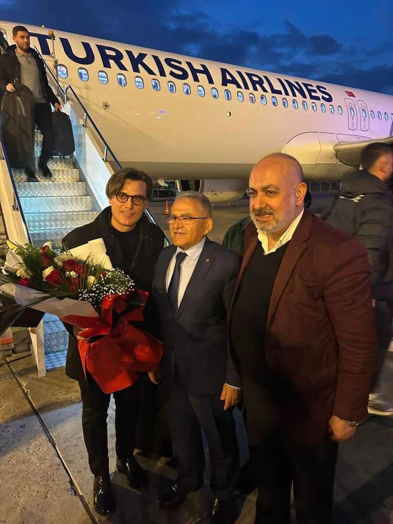 A Milli Futbol Takımı Kayseri'de Atlı Polisle Karşılandı — haber görseli