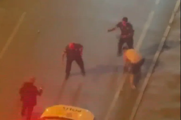 Kayseri’de Baba-Oğul Kavgası: “Sigara Parası” İçin Birbirlerini Bıçakladılar! Polis Biber Gazıyla Müdahale Etti — haber görseli