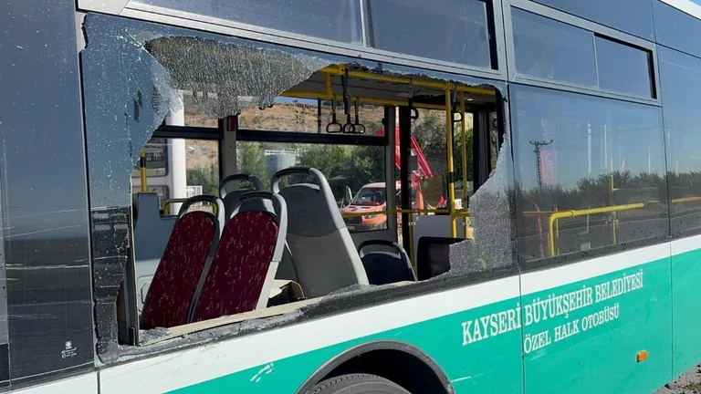 Kayseri-Niğde Yolunda Minibüs, Özel Halk Otobüsüne Arkadan Çarptı: 3 Yaralı — haber görseli