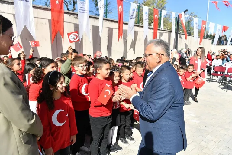 Başkan Büyükkılıç'tan, Saraycık Mahallesi'ndeki Öğrencilere Cumhuriyet Bayramı Armağanı — haber görseli