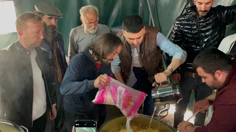CZN Burak, hayatını kaybeden Turan'ın Ailesini Ziyaret Etti — haber görseli