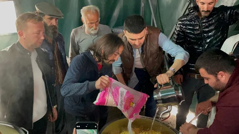 CZN Burak, hayatını kaybeden Turan'ın Ailesini Ziyaret Etti — haber görseli