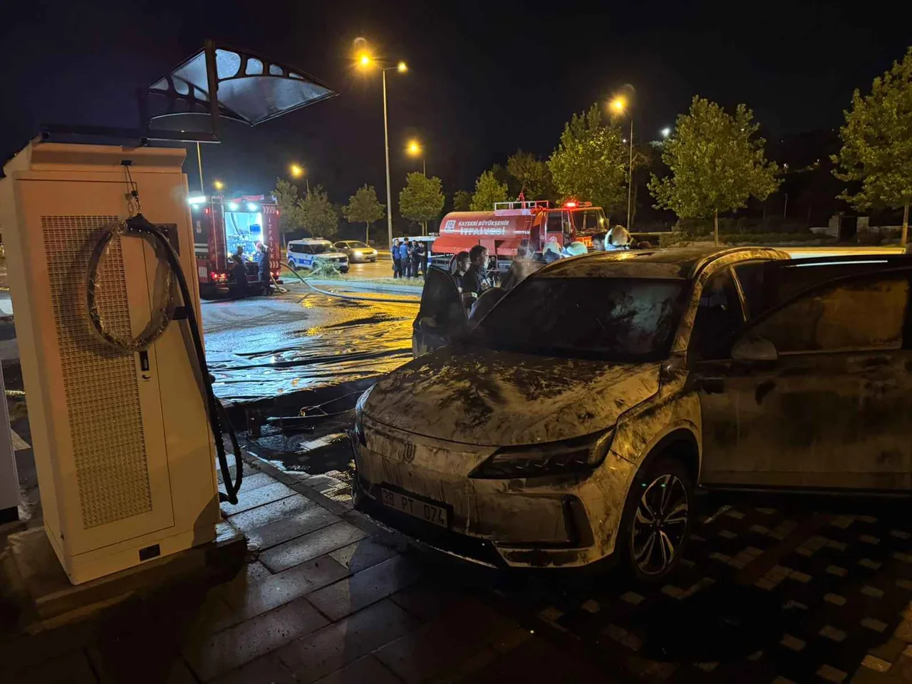 Kayseri'de Şarj İstasyonunda Elektrikli Otomobil Alev Alev Yandı — haber görseli