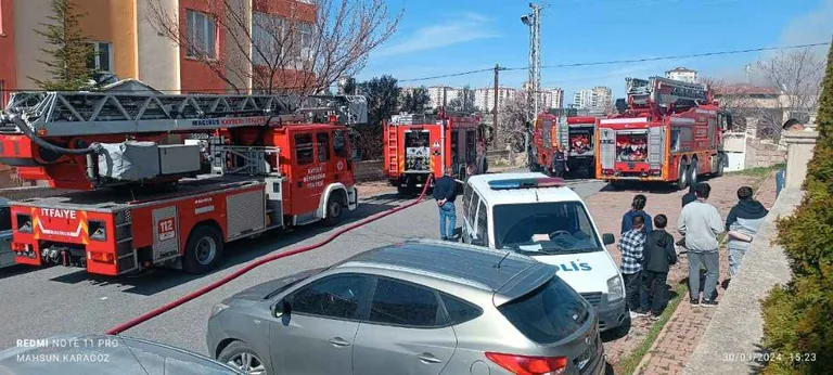 Son Dakika! Konaklar Mahallesinde Müstakil Evde Yangın: Yangın Bütün Binayı Sardı — haber görseli