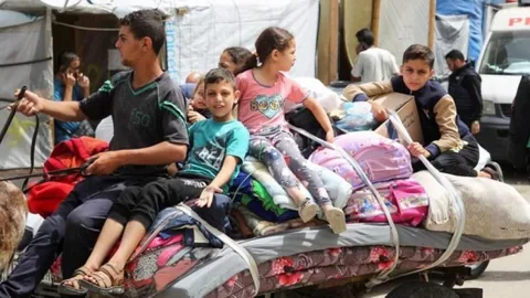 İsrail Refah'a yönelik saldırılarını artırıyor: '300 bin Filistinli şehri terk etti' — haber görseli