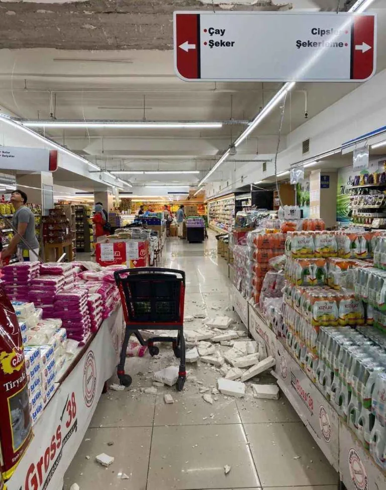 Talas’ta Dehşet Anları! Beton Parçaları Marketin Tavanından Düştü: Bir Kişi Yaralandı — haber görseli
