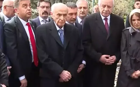66 Gün Sonra İlk Kez Görüntülendi: Bahçeli, Türkeş’in Kabrini Ziyaret Etti — haber görseli