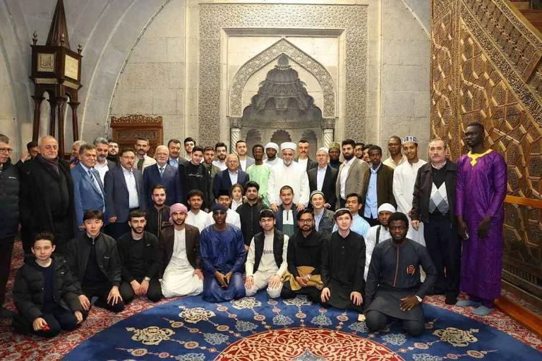 Kayseri Protokolü Hunat Camii'nde Vatandaşlarla Bayram Namazında Buluştu — haber görseli