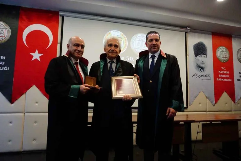 Kayseri’de Meslekte 40 ve 50. Yılını Dolduran Avukatlara Plaketleri Verildi — haber görseli