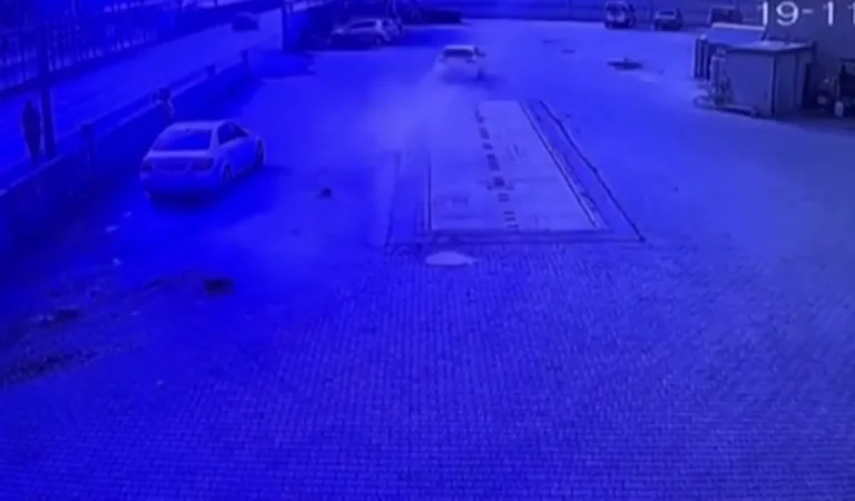 Kayseri'de Feci Kaza: Otomobil İş Yerine Daldı, 3 Yaralı — haber görseli