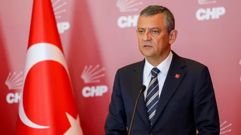 SON DAKİKA | Özgür Özel’den İsim Vermeden Kemal Kılıçdaroğlu' na Sert Mesaj — haber görseli