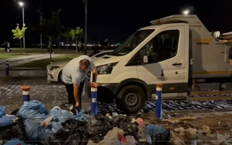 BAŞKAN CEMİL TUGAY, KIBRIS ŞEHİTLERİ CADDESİ’NDE BİRİKEN ÇÖPLERİ ELLERİYLE TOPLADI — haber görseli