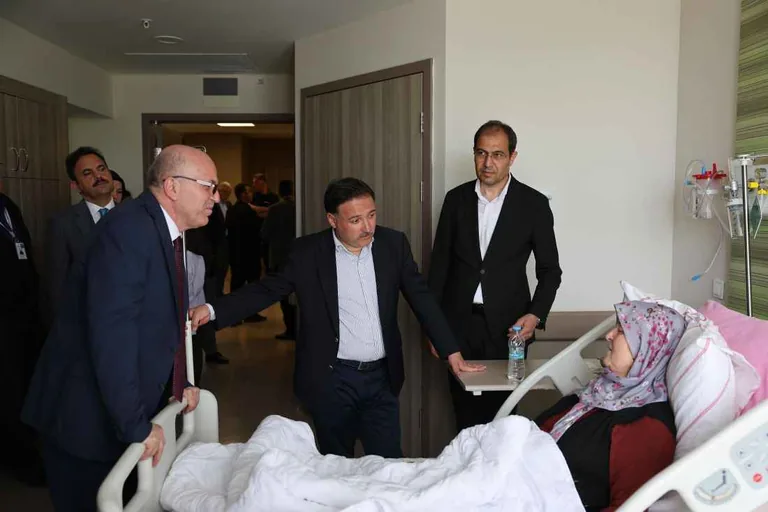 Vali Gökmen Çiçek'ten Kayseri Şehir Hastanesi'nde Bayram Ziyareti — haber görseli