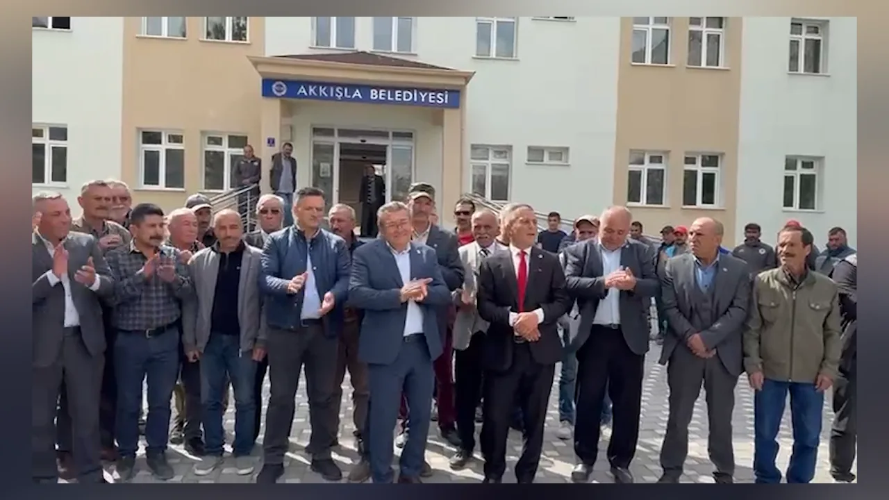 Akkışla Belediye Başkanı Mustafa Dursun, mazbatasını aldı — haber görseli