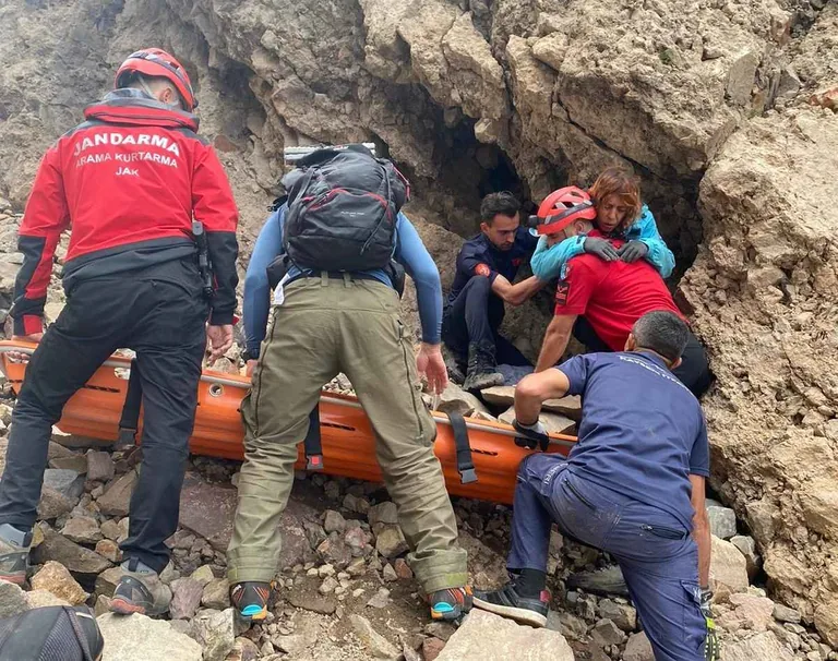 Erciyes Dağı'nda Taş Yuvarlanması Sonrası Mahsur Kalan Dağcılar Kurtarıldı — haber görseli