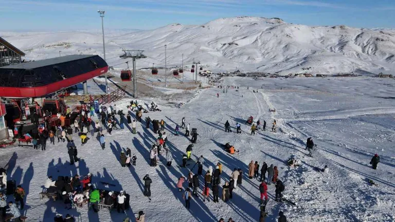 Kayak Sezonu Yoğun İlgiyle Başladı! Erciyes Kayak Merkezi, Hafta Sonunda 32 Bin Ziyaretçiyi Ağırladı — haber görseli
