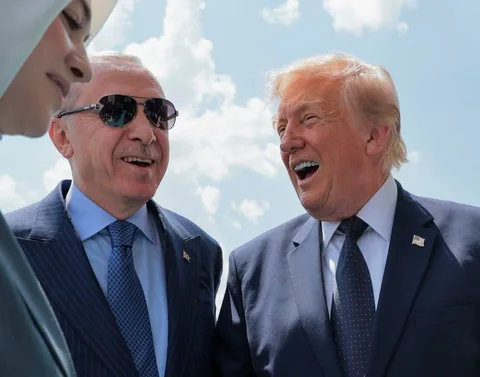 ABD Başkanı Trump Türkiye'de! Cumhurbaşkanı Erdoğan Havalimanında Karşıladı — haber görseli