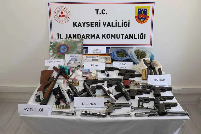 Kayseri Jandarmadan 33 Adreste Torbacılara Şok Baskın: 30 Şüpheli Yakalandı — haber görseli