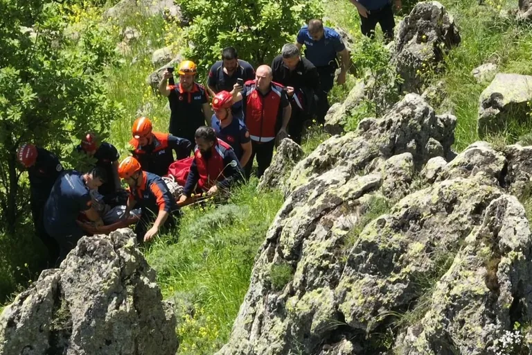 Hisarcık'ta Piknik Faciası! Kırlangıç Vadisinde Kayalıklardan Düşen Kişi Kurtarıldı — haber görseli