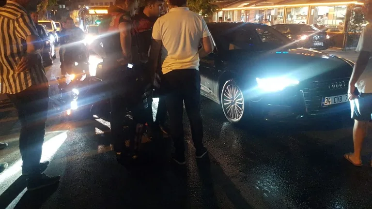 İstanbul'un Kalbinde Kaza: Polis Motoruna Çarpan Araç Trafiği Felç Etti — haber görseli