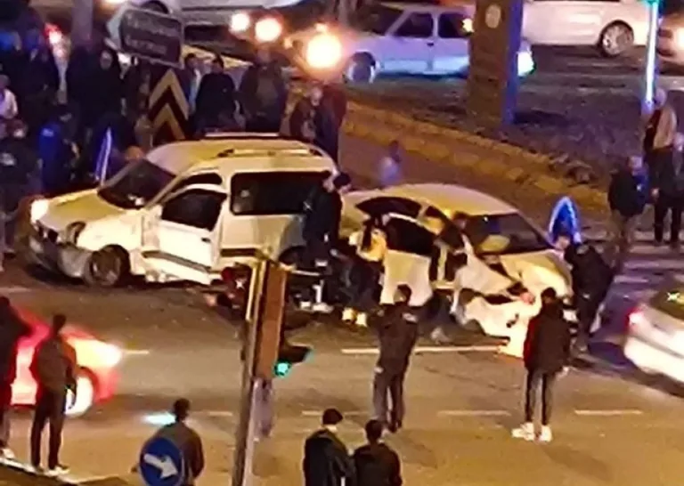 Mimsin Kavşağında Korkunç Kaza! Yaralılar Var — haber görseli