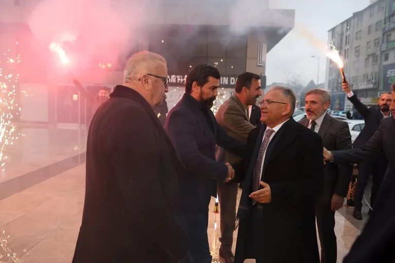 Başkan Büyükkılıç, Öz Ağaç-İş Sendikası'nda Meşalelerle Coşkuyla Karşılandı — haber görseli