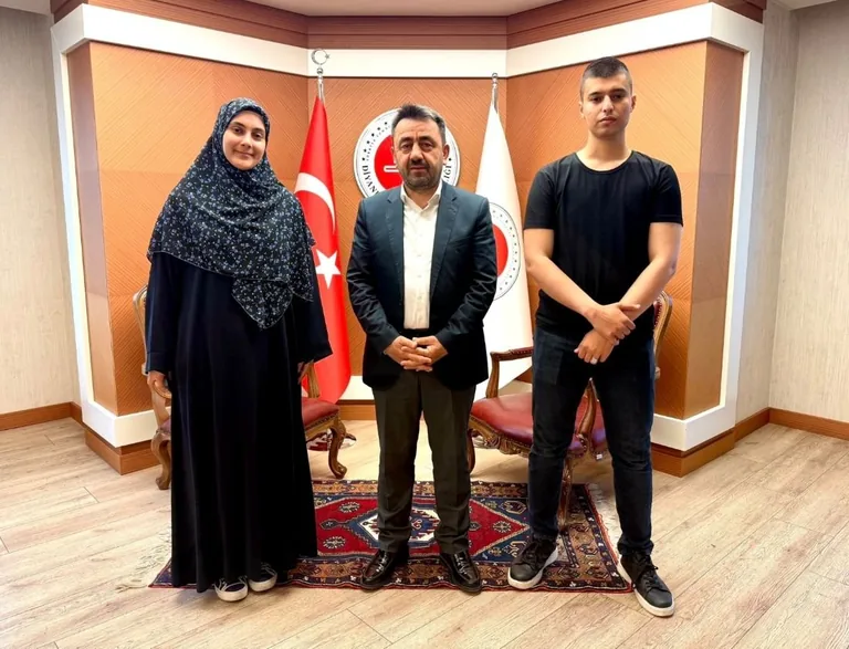 Umre Ödüllü Bilgi Yarışmasında Dereceye Giren Öğrenciler Müftülükte Ağırlandı — haber görseli