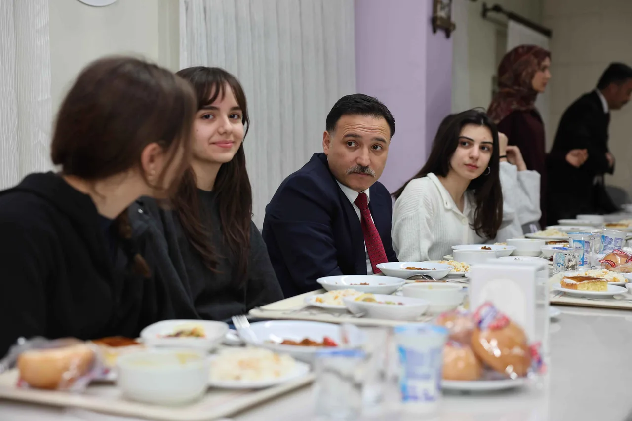 Gökmen Çiçek, Kayseri’de yine gönülleri fethetti! Sümer Fen Lisesi öğrencileriyle yemek sırasına girdi — haber görseli